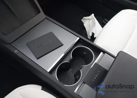 2025 Tesla Model 3 Long Range Rear-Wheel Drive/Standard z USA, uszkodzony, nr VIN 5YJ3E1EA7SF007389